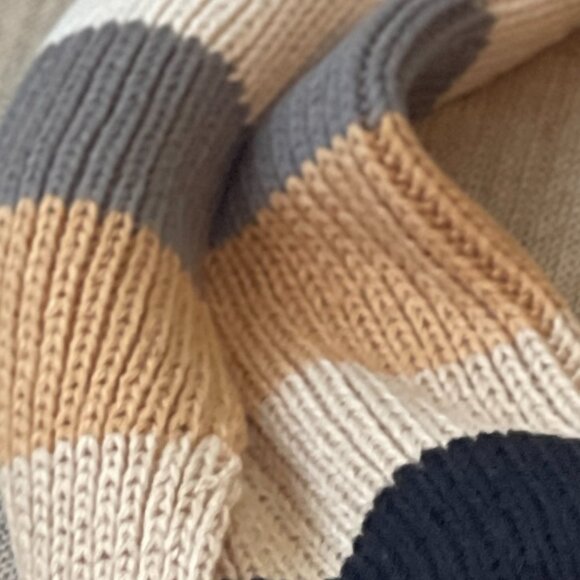 Stylish Black and Tan Pom Pom Chunky Scarf-NEW - Picture 7 of 15